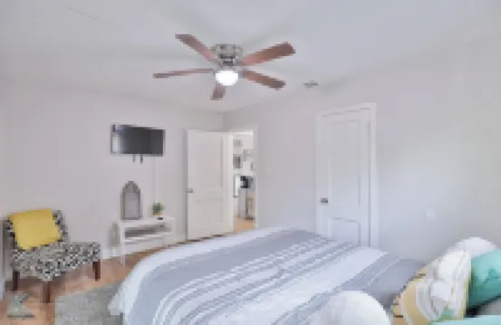 Near Hsu, Acu & Hendrick ~ Clean ~ Charming Cottage  ~ New Discounts ~ Pets