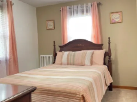 Cozy Cottage 2 bedroom house one and half bathrooms Cumberland, Md with AC, WiFi Hotels in Cumberland