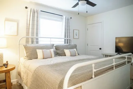 Porter #6 - w/ Pool & Golf Cart! Perfect Location Near Beach and Downtown!!