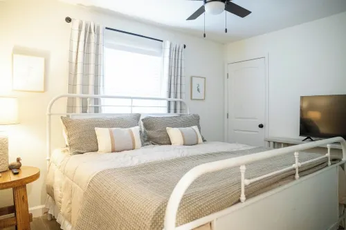 Porter #6 - w/ Pool & Golf Cart! Perfect Location Near Beach and Downtown!!