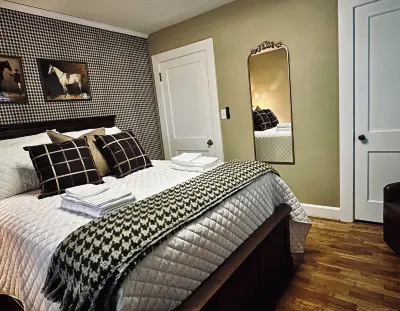 Stylish 3Br w/ Patio ~ Walk to State Capitol