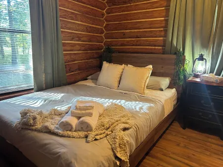 Charming 3-bedroom cabin in Eucha with WiFi and FirePit