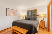 Sunriver Nostalgia - Walk to Sunriver Village, SHARC passes, HOT TUB