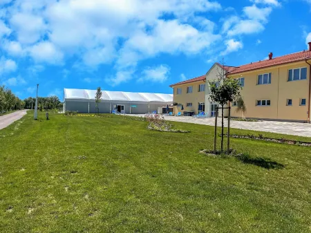 Gyirmót Sport & Wellness Hotel Отели в г. Дьор