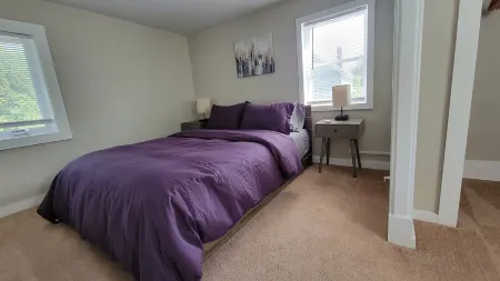 Comfy, sunny, Wi-fi + coffee Walk to Downtown Winooski