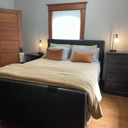 Charming 2-bedroom house in lovely Algona with WiFi, AC Hotels in Algona