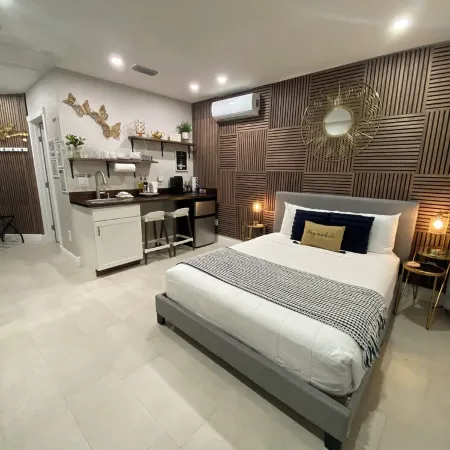Tropical Sea, Private Studio/Near IMG and Beaches!