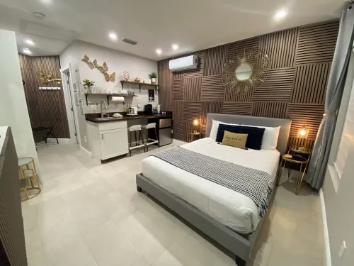 Tropical Sea, Private Studio/Near IMG and Beaches!