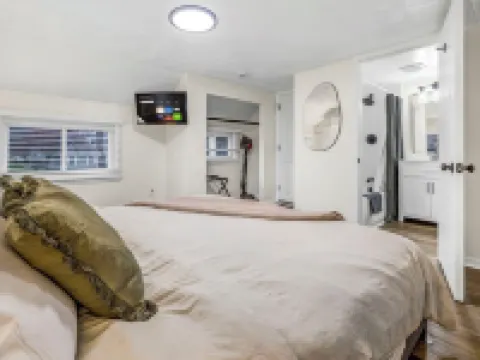 New! Renovated 1BR w/ King: Modern Comfort Ξενοδοχεία στην πόλη Berea
