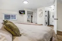 New! Renovated 1BR w/ King: Modern Comfort Hotels near Walgreens