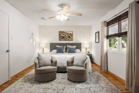 Charming Cottage in Old Town Tomball -walk to shopping and restaurants Отели в г. Томбал