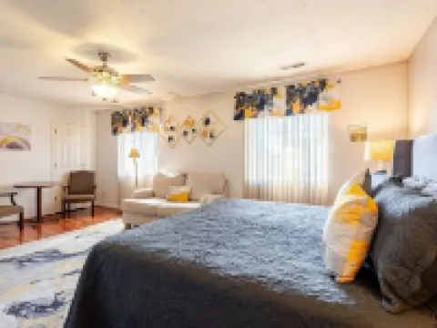 Charming 3-bedroom house in delightful McLeansville with AC, WiFi Hotels in Gilmer