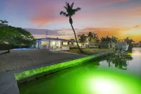 A Serene Florida Escape in Big Pine Key 3 bed 2 bath house, pool, dock, sleep 8 Hotels in Big Pine Key