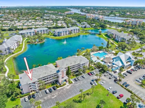 Beautifully renovated top floor condo with lake view, minutes from the beach