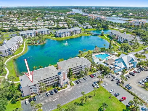 Beautifully renovated top floor condo with lake view, minutes from the beach