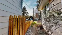 Cozy Apartment w/ Air Conditioning, Smart TV, Covered Parking