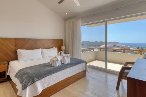 3-bedroom condo in charming Cabo San Lucas with AC, WiFi, fitness room