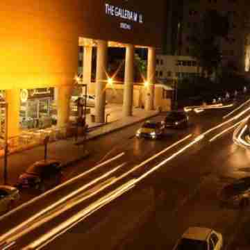 Contemporary studio 13 mins to downtown- few steps to great foods, cafes, shops Others