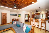 3 min walk to surf, 3bedrooms, Villa, Pool, Steps to the Beach!