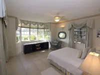 Beachfront Apartment in St. Lawrence Gap - Close To Your Every Need 도버 호텔
