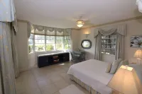 Beachfront Apartment in St. Lawrence Gap - Close To Your Every Need Hotel dekat Dover Beach