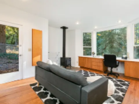 Sammamish Modern Family & Pet Friendly Home Hotels in Sammamish