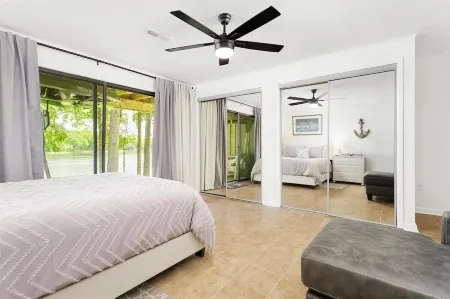 Renovated in 2024 3 Levels Lakefront Townhouse in the heart of SML. Отели в г. Гиллс Крик