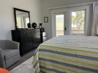 Modern Soundfront Studio, Pier access, Sunsets, Fishing, Watersports, Beach