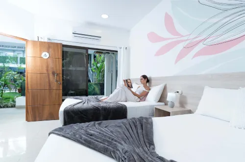 Wide Mouth Frog Quepos