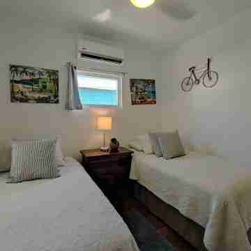 Front Row Newly Upgraded Bungalow #1 Rooms