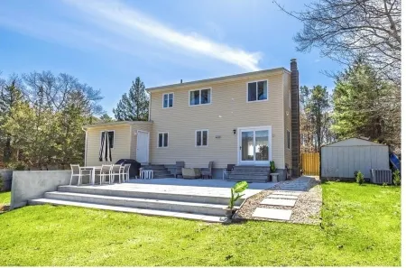 Spacious multiples bedroom house in enchanting Calverton with WiFi, AC Отели в г. Калвертон