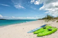 Pool, Beachfront Villa, 16 Ppl, Chef, Boat Tours, Starlink, BBQ Hotels in Moore Hill