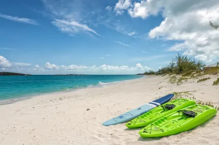 Lux Beachfront Villa, 16 ppl, Chef, Boat tours and Massage! Отели в г. Moore Hill