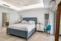 Exquisitely Updated at Coral Gardens -Directly on Grace Bay Beach!!! - 2-Sterne