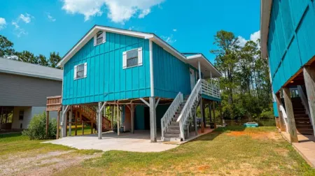 COZY RIVERFRONT HOUSE / SLEEPS 6 W/ W+D