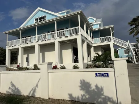 7BR7BA, Pool, 2 Boat slips, step to Tahiti Beach, Sleeps 18, +cabana adds on 2 Отели в г. Элбоу Кей