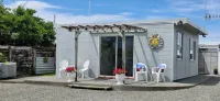 Fully self contained unit with separate bedroom on beachfront property, Отели в г. 