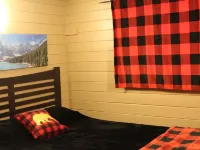 Paradise is calling you...cabin in town close to the beach! Hotels in Sicamous