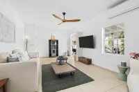 Charming apartment with AC in living, garden and walking distance to the ocean! - 2 Sao