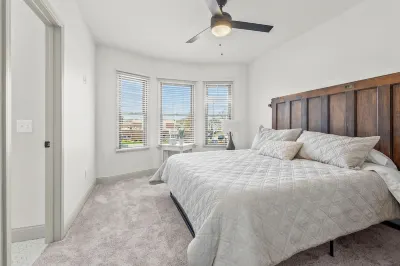Historic Downtown Brownstone Completely Renovated! Hotels near Panther Lounge