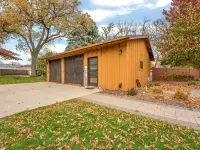 Retreat in Clear Lake, Iowa - GARAGE HANGOUT - Half block from Lake! Hotéis em Clear Lake