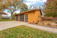 Retreat in Clear Lake, Iowa - GARAGE HANGOUT - Half block from Lake!