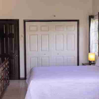 PERFECT FOR LARGE GROUPS-EXCELLENT LOCATION, MINUTES FROM EVERYTHING. Rooms