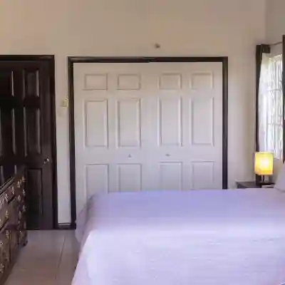 PERFECT FOR LARGE GROUPS-EXCELLENT LOCATION, MINUTES FROM EVERYTHING. Rooms