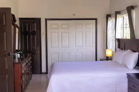 PERFECT FOR LARGE GROUPS-EXCELLENT LOCATION, MINUTES FROM EVERYTHING.