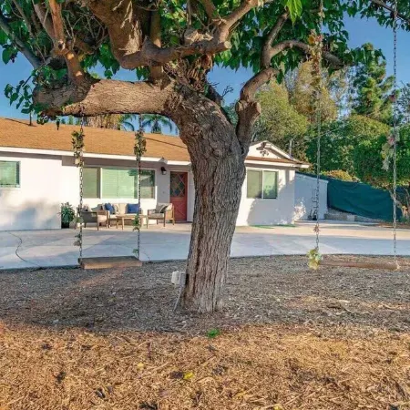 Melrose 2 BR w/ large kitchen + fireplace + patio