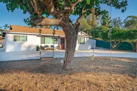 Melrose 2 BR w/ large kitchen + fireplace + patio