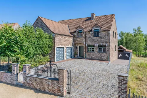 Spacious characteristic house quietly located near Tongeren center. Hotels in Tongeren