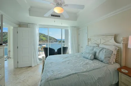 Newly Renovated Luxury Ocean Front Condo* Stunning Lighthouse Escape! Отели рядом с достопримечательностью «Dawn Beach»