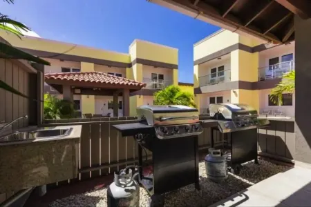 2BR/2BA Only a 5-minute walk from Eagle Beach! Отели в г. Eagle Beach